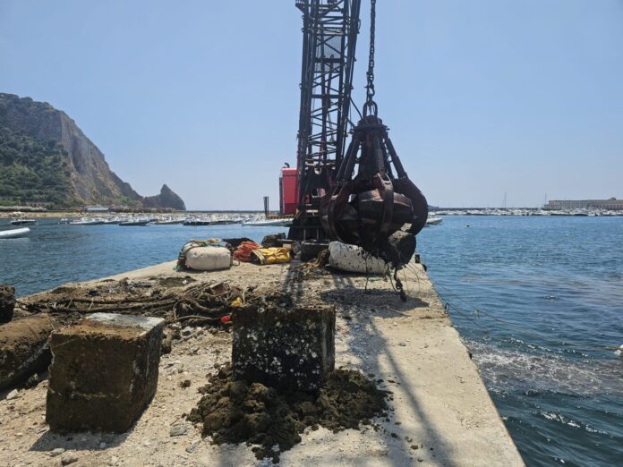 Occupazione abusiva di specchi acquei a Nisida: rimossi oltre 50 corpi morti e più di 2 chilometri tra catene e cime