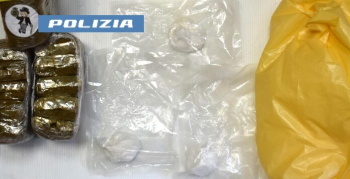 Torre del Greco, 29enne arrestato per droga: nascondeva hashish e cocaina in casa