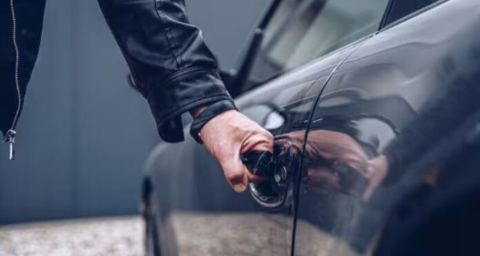 Bagnoli, ruba un’auto e tenta la fuga: arrestato dalla Polizia un 59enne