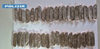 Napoli, Avvocata: sorpresa a spacciare droga dalla finestra. Arrestata 47enne