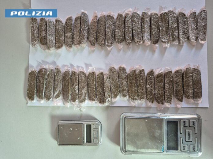Napoli, Avvocata: sorpresa a spacciare droga dalla finestra. Arrestata 47enne Napoli, Avvocata: sorpresa a spacciare droga dalla finestra. Arrestata 47enne
