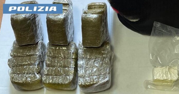 Torre del Greco, 31enne arrestato con 3 kg di hashish e cocaina nello zaino