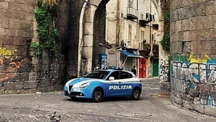 Napoli, Porta Nolana: dà in escandescenza e aggredisce gli agenti. Arrestato 44enne