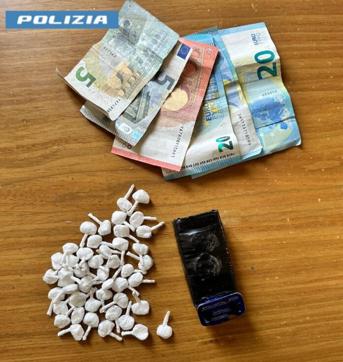 Napoli: Vasto, 19enne arrestato dalla Polizia per detenzione di droga