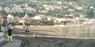 Castellammare di Stabia, estate 2025: sconti per i residenti nei lidi convenzionati. Mare pulito e nuove palme sul lungomare