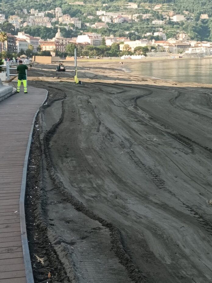 Castellammare di Stabia, estate 2025: sconti per i residenti nei lidi convenzionati. Mare pulito e nuove palme sul lungomare