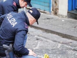 Napoli, sparatoria durante una processione: feriti due giovani. Arrestato un uomo vicino al Clan Contini