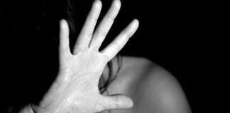 Marinella, aggredisce la compagna davanti ai figli: arrestato 47enne a Piazza Sant’Alfonso