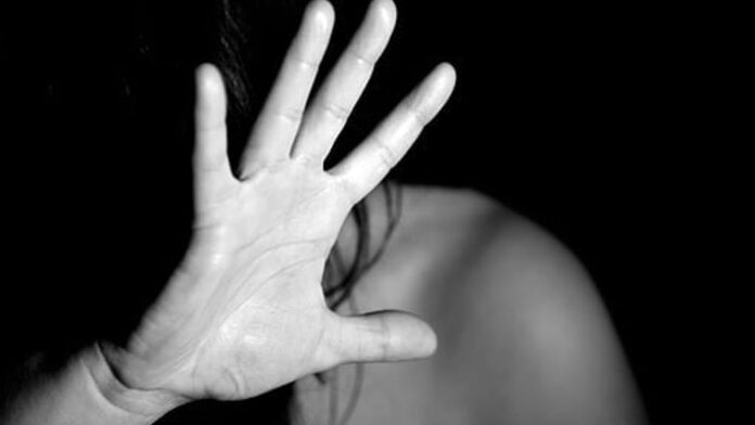 Marinella, aggredisce la compagna davanti ai figli: arrestato 47enne a Piazza Sant’Alfonso