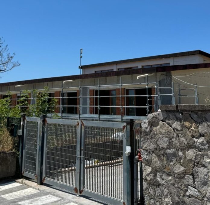 Piano di Sorrento: scuola dei Colli, via libera anche all’efficientamento energetico: altri 1,2 milioni per un edificio più green e moderno