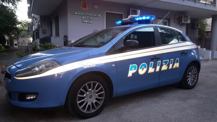 Marigliano: due auto con telaio contraffatto in vendita presso una concessionaria. Denunciato un 26enne per riciclaggio e uso di sigilli contraffatti