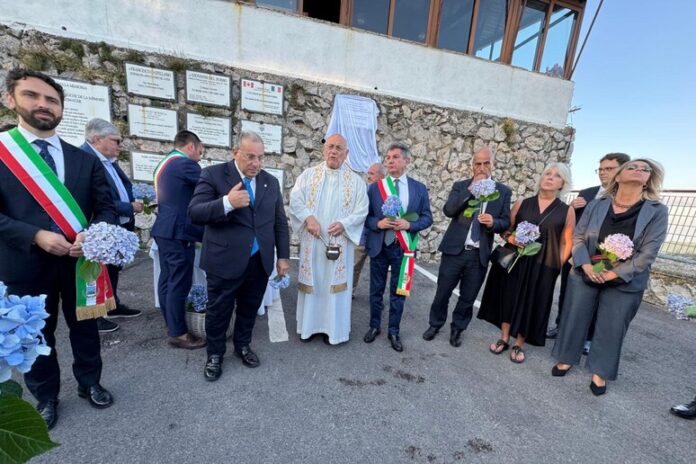 Monte Faito, targa in memoria delle vittime della funivia: i familiari tornano sul luogo della tragedia