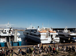 Capri-Napoli, il traghetto è in ritardo: 63enne minaccia il personale con un coltello