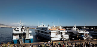 Capri-Napoli, il traghetto è in ritardo: 63enne minaccia il personale con un coltello