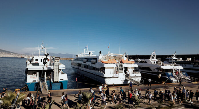 Capri-Napoli, il traghetto è in ritardo: 63enne minaccia il personale con un coltello