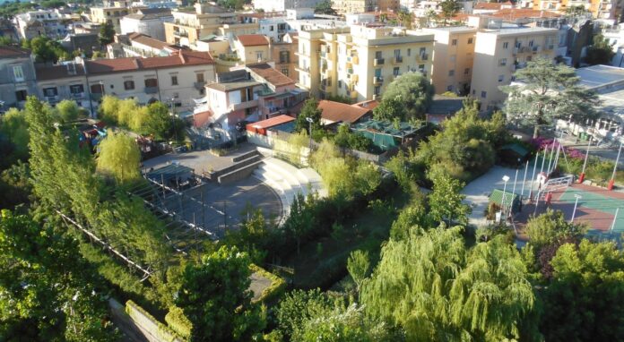 Sant’Agnello, al via “TeatrOasi 2025”: quattro serate di teatro all’aperto tra comicità, musica e riflessione