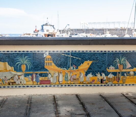 Amalfi, sei pannelli artistici sul Lungomare raccontano la città attraverso il mare