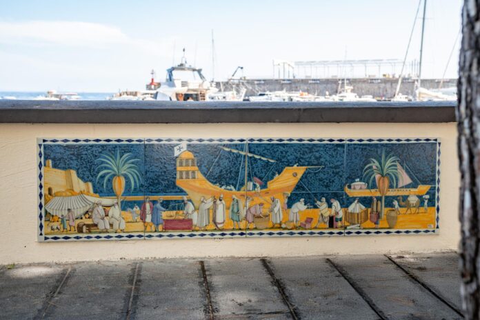 Amalfi, sei pannelli artistici sul Lungomare raccontano la città attraverso il mare