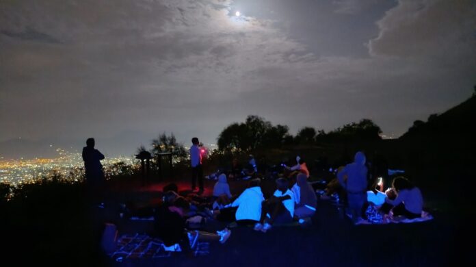 "Vesuvio ‘e Nott" – Cultura, trekking ed emozioni sotto le stelle: al via l’edizione 2025 degli eventi serali sul Vesuvio per celebrare i 30 anni del Parco Nazionale