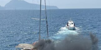 Panico al largo di Punta Campanella: incendio a bordo di una barca a vela, salvi 8 naufraghi