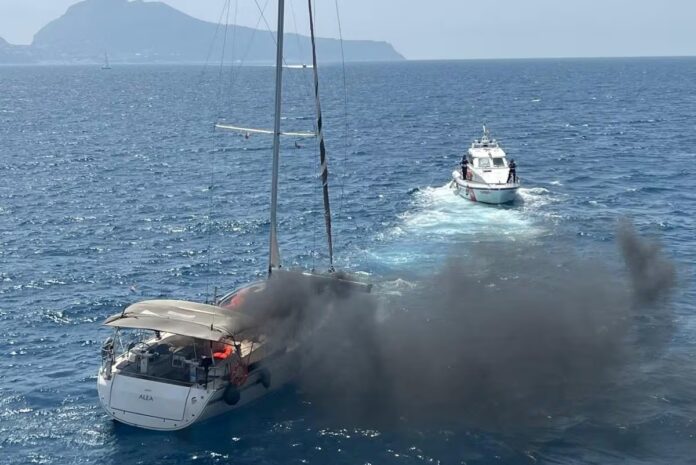 Panico al largo di Punta Campanella: incendio a bordo di una barca a vela, salvi 8 naufraghi