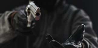 Pianura, rapina da mezzo milione: gioielliere derubato da un commando armato