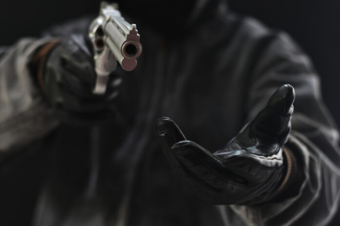 Pianura, rapina da mezzo milione: gioielliere derubato da un commando armato