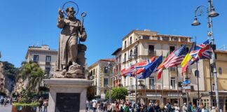 Movida violenta a Sorrento, turista pestato a sangue in Piazza Tasso