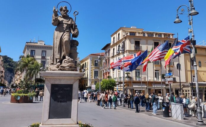 Movida violenta a Sorrento, turista pestato a sangue in Piazza Tasso
