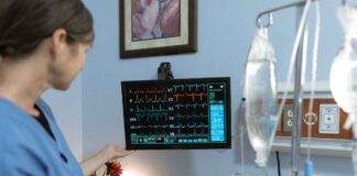 Un medico durante una visita cardiologica, in Campania il sistema Cup Sinfonia è nel caos