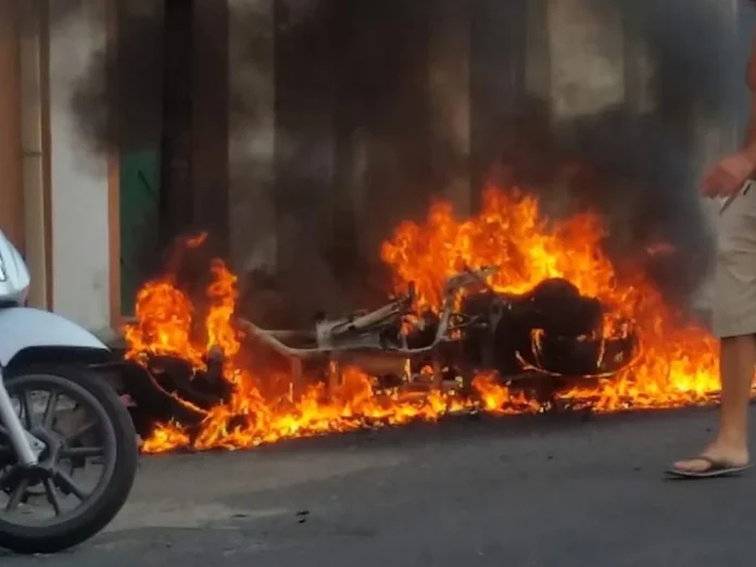 Napoli: Piazza Mercato, dà fuoco alla moto del fratello. Arrestato 46enne