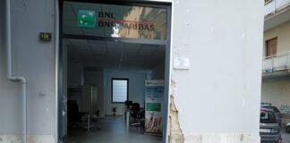 Nocera Inferiore, assalto alla BNL: ladri sradicano il bancomat con un’auto rubata