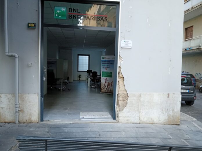 Nocera Inferiore, assalto alla BNL: ladri sradicano il bancomat con un’auto rubata