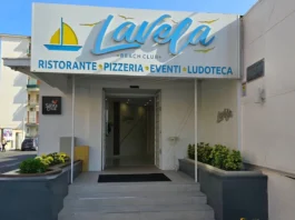 Torre del Greco, esplosione nella notte davanti a una pizzeria: danni al cancello e all’insegna