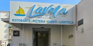 Torre del Greco, esplosione nella notte davanti a una pizzeria: danni al cancello e all’insegna