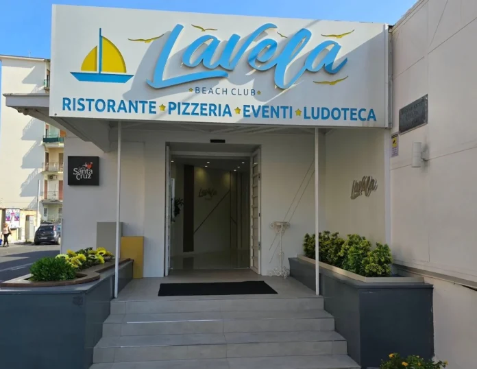 Torre del Greco, esplosione nella notte davanti a una pizzeria: danni al cancello e all’insegna
