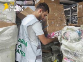 Cosmetici cancerogeni e oltre 2 milioni di articoli contraffatti: maxi sequestro tra Napoli e provincia - VIDEO -