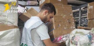 Cosmetici cancerogeni e oltre 2 milioni di articoli contraffatti: maxi sequestro tra Napoli e provincia - VIDEO -