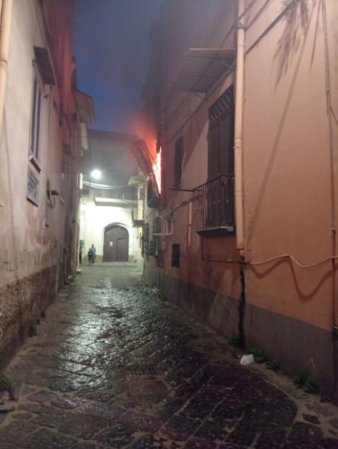 Giugliano in Campania: Appartamento in fiamme, fugge dopo l’incendio. Arrestata 47enne