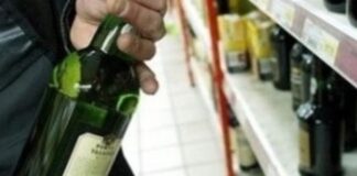 Pozzuoli, ruba alcolici in un supermercato: arrestato 40enne georgiano