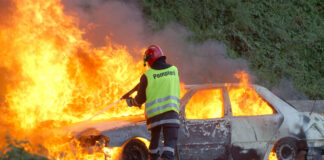 Napoli, bimbo di 10 anni avvolto dalle fiamme: auto prende fuoco mentre passeggia con i compagni