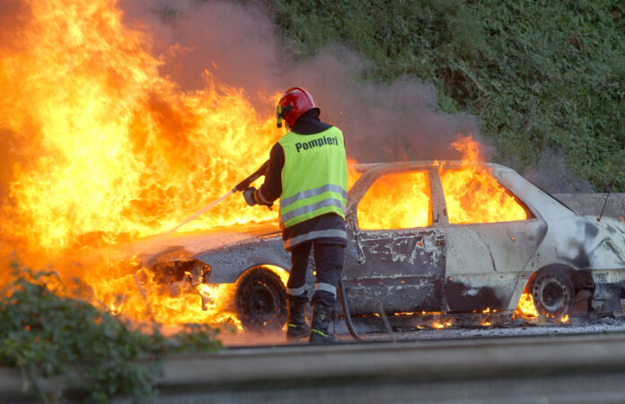 Napoli, bimbo di 10 anni avvolto dalle fiamme: auto prende fuoco mentre passeggia con i compagni Napoli, bimbo di 10 anni avvolto dalle fiamme: auto prende fuoco mentre passeggia con i compagni