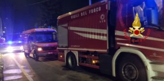 Scafati, paura nella notte: incendio in una palazzina, auto distrutte e famiglie evacuate