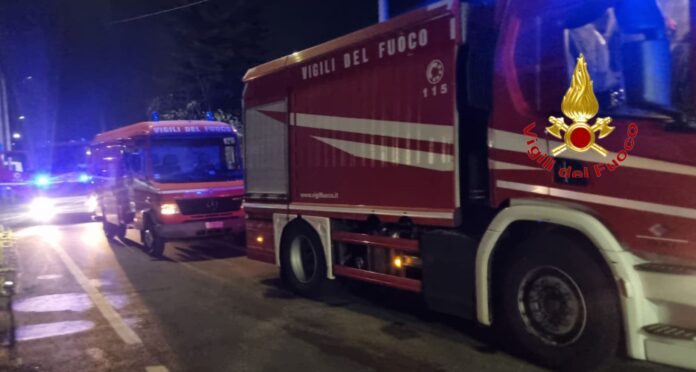 Scafati, paura nella notte: incendio in una palazzina, auto distrutte e famiglie evacuate