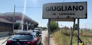 Giugliano in Campania, pistola nascosta nel bagno e droga nel ripostiglio: arrestato 26enne