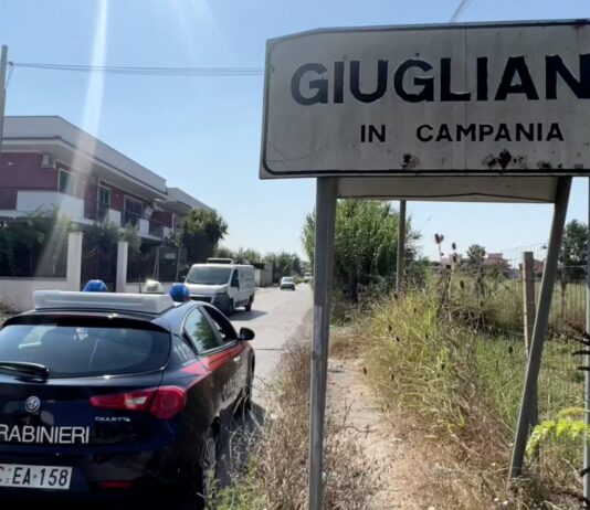 Giugliano in Campania, pistola nascosta nel bagno e droga nel ripostiglio: arrestato 26enne