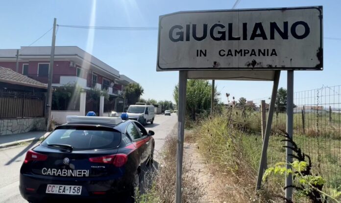 Giugliano in Campania, pistola nascosta nel bagno e droga nel ripostiglio: arrestato 26enne