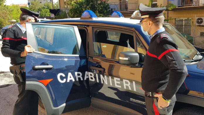 Bacoli, furto d’auto e fuga spericolata: arrestati due uomini, ferito un carabiniere