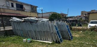 Castellammare, operazione anti-abusivismo: sequestrati oltre 150 lettini sul litorale