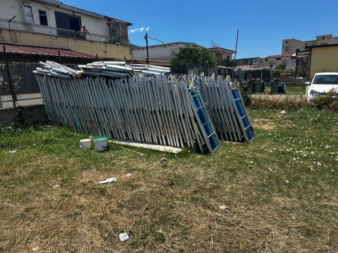Castellammare, operazione anti-abusivismo: sequestrati oltre 150 lettini sul litorale